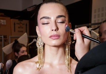 Bases de maquillaje que realmente funcionan en pieles grasas: difuminan las arrugas y matifican